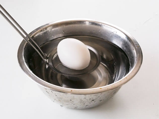 冷水に入れられる卵